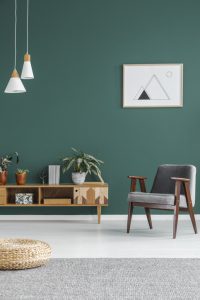 Minimalistisk design med enkel poster på väggen